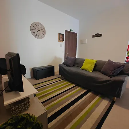 Modern & Spacious 2br With Balcony In Apartment *