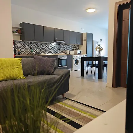 Apartment Modern & Spacious 2br With Balcony In