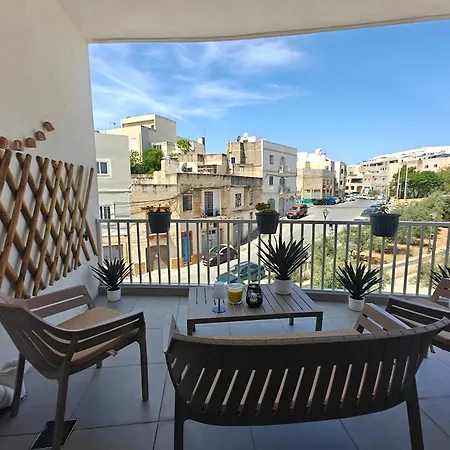 Apartment Modern & Spacious 2br With Balcony In *