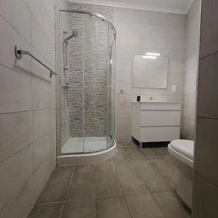 Apartment Modern & Spacious 2br With Balcony In